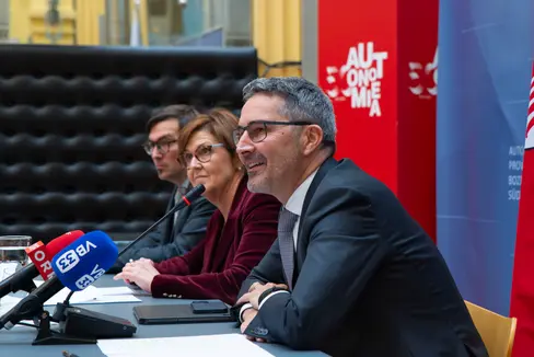 Il presidente della Provincia, Arno Kompatscher, ha incontrato oggi i rappresenti dei media. Tra i temi trattati la Sostenibilità sociale (Foto: ASP/Fabio Brucculeri)