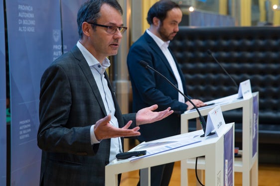 Arbeitsmarktservice-Direktor Stefan Luther (l.) wies darauf hin, dass - mit einem Spitzenwert von fast 240.000 - in Südtirol noch nie so viele Menschen beschäftigt waren wie in diesem Jahr. (Foto: LPA/Fabio Brucculeri)