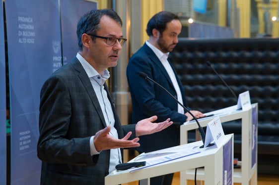 Arbeitsmarktservice-Direktor Stefan Luther (l.) wies darauf hin, dass - mit einem Spitzenwert von fast 240.000 - in Südtirol noch nie so viele Menschen beschäftigt waren wie in diesem Jahr. (Foto: LPA/Fabio Brucculeri)