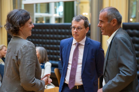 Da sinistra Maria-Elisabeth Wanke-Czerwenka a colloquio con il console generale d'Austria Clemens Mantl e Klaus Luther, direttore della Ripartizione Presidenza (Foto: ASP/Fabio Brucculeri)