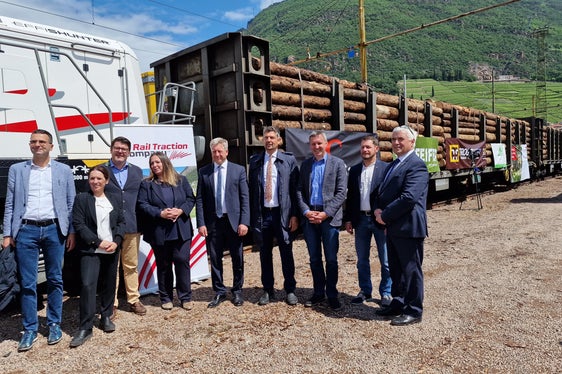 Lokalaugenschein am Verladebahnhof in Bozen, wo der erste Holzzug beladen wurde: A22-Präsident Hartmann Reichhalter, RTC-Präsidentin Alessia Rotta, RTC-CEO Martin Ausserdorfer, RTC-Verwaltungsrätin Astrid Kofler, Landtagsabgeordneter Franz Locher, Mobilitätslandesrat Daniel Alfreider, Bozens Vize-Bürgermeister Luis Walcher und die Landtagsabgeordneten Manfred Valazza und Sepp Noggler. (Foto: LPA/Angelika Schrott)