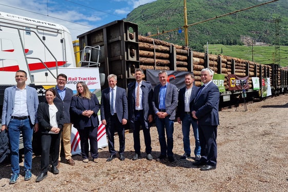Sopralluogo al binario di carico della stazione ferroviaria di Bolzano, da dove è partito il primo treno del legno: il presidente di A22 Hartman Reichhalter, la presidente di RTC Alessia Rotta, l'amministratore delegato di RTC Martin Ausserdorfer, l'amministratrice di RTC Astrid Kofler, il consigliere provinciale Franz Locher, l'assessore provinciale alla Mobilità Daniel Alfreider, il vicesindaco di Bolzano Luis Walcher e i consiglieri provinciali Manfred Valazza e Sepp Noggler. (Foto: ASP/Angelika Schrott)
