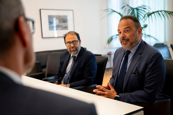 Während des Treffens mit Landeshauptmann Kompatscher (von hinten) unterstrichen der stellvertretende Direktor Christian Di Capuan und Direktor Michele Benvenuti ihren Willen, die bestehende Zusammenarbeit fortzuführen – sowohl zur Verbesserung der Lebensbedingungen der Bürgerinnen und Bürger als auch im Hinblick auf die Bewältigung künftiger Herausforderungen. (Foto: LPA/Fabio Brucculeri)