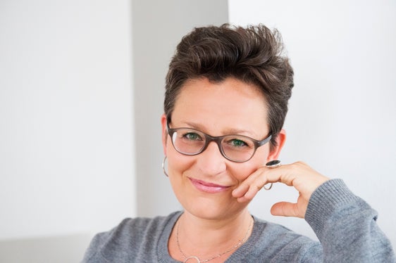 Christine Knödler betreibt einen Podcast für Kinder und Jugendliche. Gemeinsam mit ihrem Sohn Benjamin hat sie ein Jugendsachbuch geschrieben. (Foto: Nell Killius)