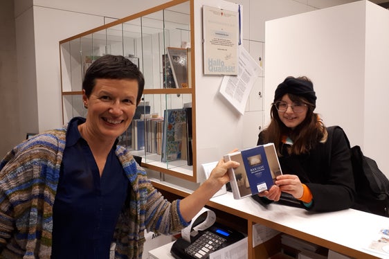 Michaela Grüner (l.) von der Stadtbibliothek Bruneck übergibt den Preis an Gewinnerin Yvonne Cioffi (Foto: Stadtbibliothek Bruneck)