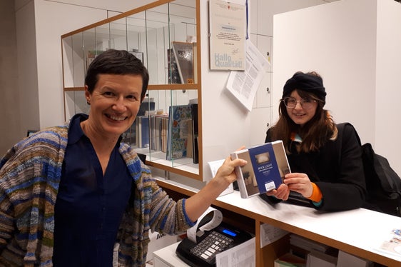 Michaela Grüner (l.) von der Stadtbibliothek Bruneck übergibt den Preis an Gewinnerin Yvonne Cioffi (Foto: Stadtbibliothek Bruneck)