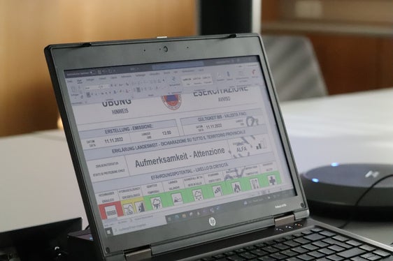 Der Bereitschaftsdienst Zivilschutz hat unmittelbar im Anschluss an die Bewertungskonferenz die Mitteilung unter der Überschrift Übung verschickt: Zivilschutzstatus auf Aufmerksamkeit angehoben, Gefährdungspotential für Hochwasser Rot (Foto: LPA/Maja Clara)