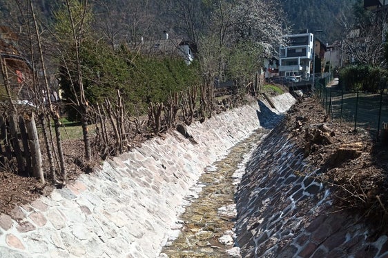 La cunetta lungo il corso del Rio Trametsch al termine dei lavori. (Foto: ASP/Ufficio sistemazione bacini montani Nord)