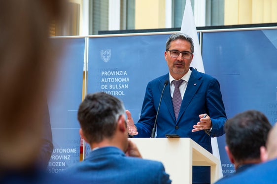 Il presidente della Provincia autonoma di Bolzano Arno Kompatscher: Siamo uniti nell'ambizione di dotare Bolzano di un centro di mobilità che consenta un'ulteriore crescita del numero di utenti del trasporto pubblico e diventi un biglietto da visita per la città e la provincia. (Foto: ASP/Fabio Brucculeri)