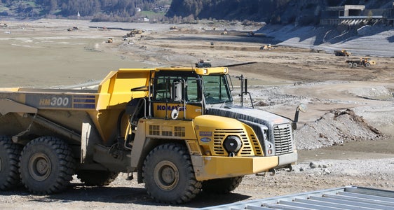 Die Landesämter für Straßenbau und Wildbachverbauung West beginnen mit den Arbeiten zur Aufschüttung längs des Reschensees (im Bild Arbeiten aus dem Vorjahr) für die aus Sicherheitsgründen notwendige Verlegung der Staatsstraße. (Foto: LPA/Landesabteilung Mobilität)