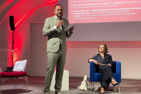 Landesrat Marco Galateo bei der Informationsveranstaltung mit der Art-Bonus-Beauftragten des Kulturministeriums Carolina Botti. (Foto: LPA/GNews)