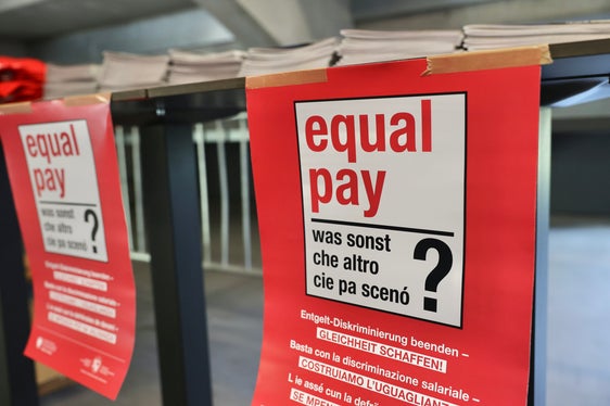 Il 17 aprile è l'Equal Pay Day: in questa giornata si richiama l'attenzione sul divario salariale che persiste tra uomini e donne a parità di lavoro. In tutta la provincia ci saranno stand informativi e iniziative per mettere in luce la discriminazione salariale. (Foto: FC Südtirol)