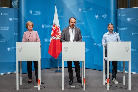 Stellten die gemeinsame Initiative von Deutscher Bildungsdirektion, Silvius Magnago Stiftung und Südtiroler Jugendring vor: Martha Stocker, Philipp Achammer und Peter Grund. (Foto: LPA/Greta Stuefer)