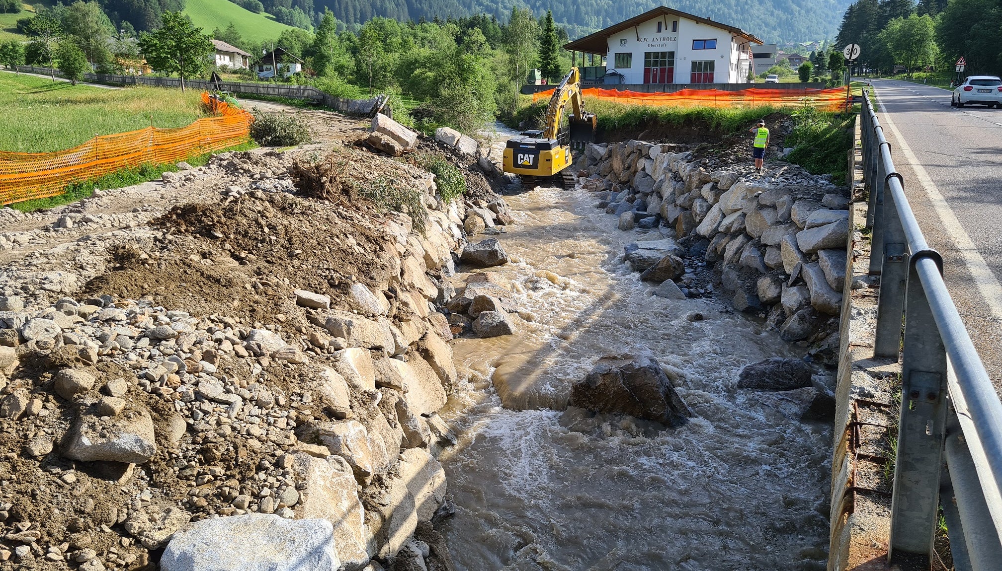 Die Wildbachverbauung behebt die Schäden im Antholzerbach und seinen Seitenbächen nach den Starkregenfällen der vergangenen Woche. (Foto: LPA/Landesamt für Wildbach- und Lawinenverbauung Ost)