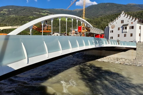Über den Einfluss der beiden Flüsse in der Stadt Brixen informiert eine ganztätige Veranstaltung am Samstag, dem 15. Oktober, in der Albuingasse; im Bild die neue pfeilerlose Brücke über die Rienz auf der Höhe des ehemaligen Kurhauses Guggenberg (Foto: LPA/Maja Clara)