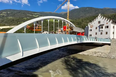 Eventi di piena a Bressanone è la giornata informativa dedicata alla gestione delle situazioni alluvionali, che si terrà sabato 15 ottobre in via San Albuino. La foto mostra il nuovo ponte Terzo di Sotto sulla Rienza nei pressi dell’ex clinica von Guggenberg (foto: ASP/Maja Clara)