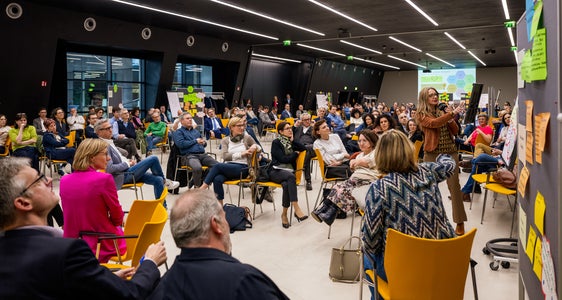 In che modo la Provincia, in qualità di datore di lavoro, può rimanere al passo con le altre aziende? Questo è stato il focus della Giornata delle/dei dirigenti dell’Amministrazione provinciale 2024. (Foto: ASP/Manuela Tessaro)