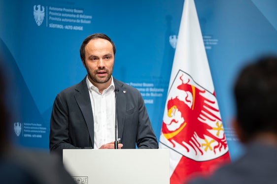 Der Bildungsomnibus ist ein erstes Paket an notwendigen Anpassungen, nach Abschluss des Bildungsdialoges werden weitere Bestimmungen folgen“, sagte Landesrat Philipp Achammer. (Foto: LPA/Fabio Brucculeri)