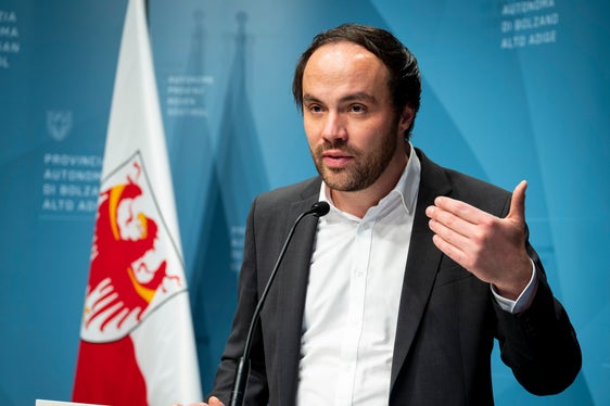 L'assessore provinciale Philipp Achammer ha presentato oggi un pacchetto di misure volte a fornire il supporto linguistico negli asili e nelle scuole con un alto livello di complessità linguistica, culturale, familiare e sociale (Foto: USP/Fabio Brucculeri)