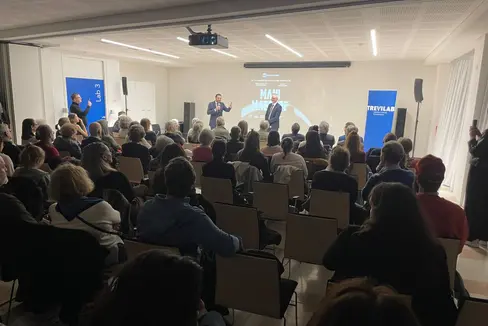 Sala gremita al Trevilab di Bolzano per l'anteprima del documentario Mani Maestre, il documentario RAI che esplora e tratteggia il patrimonio artigianale dell’Alto Adige. (Foto: USP)