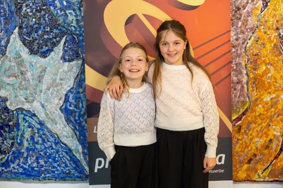 Leni Gasser e Johanna Dejaco (Scuola di musica di Bressanone) sono contente del loro risultato al concorso Prima la musica, dove hanno suonato a quattro mani al pianoforte. (Foto: USP/Shakesbear Photography & Art)