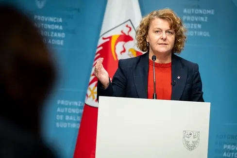 L'assessora provinciale Rosmarie Pamer ha annunciato oggi (5 dicembre) le nuove misure sull'anticipo degli assegni di mantenimento. A partire da marzo 2025 prevista l'erogazione di importi più elevati, l'ampliamento della platea dei beneficiari e l'estensione del periodo di pagamento. (Foto: USP/Fabio Brucculeri)