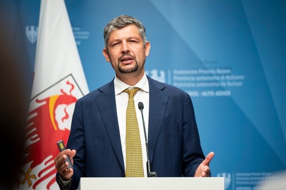 Infrastrukturen- und Mobilitätslandesrat Daniel Alfreider zeigt sich zufrieden, dass nach der Bauleitplaneintragung jetzt die Ausschreibung für die Planung der Umfahrung auf den Weg gebracht werden kann. Damit seien nach jahrelangen Diskussionen die Voraussetzungen für die lang erwartete Verkehrsentlastung von Rabland geschaffen. (Foto: LPA/Fabio Brucculeri)