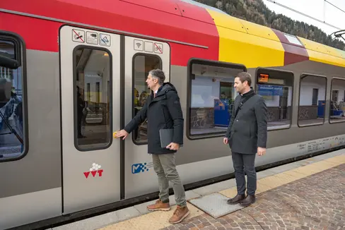 Es fehlen noch vier Tage bis zur Wiedereröffnung der Bahnstrecke Bruneck–Franzensfeste am 27. Jänner. Am Vormittag des 23. Jänners wurden mehrere Tests auf der Strecke durchgeführt, an denen auch der Landesrat für Infrastruktur und Mobilität, Daniel Alfreider (links), und der Direktor des Ressorts Infrastruktur und Mobilität, Martin Vallazza, teilnahmen. (Foto: LPA/Greta Stuefer)