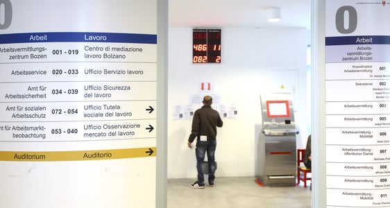 Ein neues Prämiensystem anerkennt künftig die Inklusionsbemühungen von Unternehmen, die Menschen mit Behinderungen über die Pflichtquote hinaus und längerfristig beschäftigen. Im Bild der Sitz der Landesabteilung Arbeitsmarktservice in Bozen (Foto: LPA)