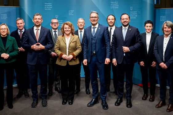 Dlongia l mpëni per l’autonomia de Südtirol, che la posse inò dé de miëura cundizions de svilup y de vita, se à la Jonta provinziela te si prim ann metù dant mesures nueves, che mët la persona tl zënter, à dit Arno Kompatscher. (Foto: USP/Fabio Brucculeri)