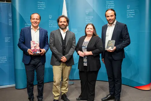 Promuovere la lettura estiva lavorando in rete. Nella foto (da sinistra), l'assessore Giuliano Vettorato, i direttori Marion Gamper e Luca Bizzarri e l'assessore Philipp Achammer. (Foto: ASP/Fabio Brucculeri)