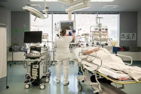 Für eine effizientere Versorgung und mehr Sicherheit für Patientinnen und Patienten werden Notfall-, Anästhesie- und Intensivmedizin im Krankenhaus Bozen (im Bild ein Behandlungsraum) zusammengelegt. Die Landesregierung hat die Umstrukturierung auf Vorschlag von Gesundheitslandesrat Hubert Messner beschlossen. (Foto: LPA/Claudia Corrent)