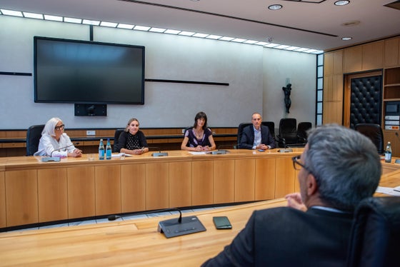 Hanno parlato della compatibilità tra famiglia e carriera (da sinistra): Nadia Mazzardis e Ulrike Oberhammer (entrambe Commissione provinciale per le pari opportunità per le donne), Annemarie Kaser e Luca Filippi (entrambi del Comitato per la promozione dell'Imprenditoria Femminile/Camera di Commercio di Bolzano) hanno parlato con il presidente della Provincia Arno Kompatscher della visibilità delle donne nell'opinione pubblica. (Foto: ASP/Greta Stuefer)