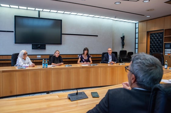 Nadia Mazzardis und Ulrike Oberhammer (beide Landesbeirat für Chancengleichheit), Annemarie Kaser und Luca Filippi (beide Beirat zur Förderung weibliches Unternehmertums/Handelskammer Bozen) sprachen mit Landeshauptmann Arno Kompatscher unter anderem über die Sichtbarkeit von Frauen in der öffentlichen Wahrnehmung. (Foto: LPA/Greta Stuefer)