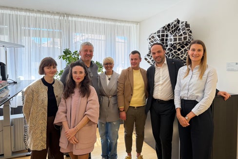 Hanno parlato del variopinto panorama museale altoatesino: Mirjam Kaufman e Marianne Lechner (dipendenti dell'Associazione musei altoatesini), il vicepresidente Robert Gruber, la consigliera Lisa Leoni, il presidente Florian Hofer, l'assessore provinciale Philipp Achammer e la consigliera Julia Aufderklamm. (Foto: USP/Clara Masiero)