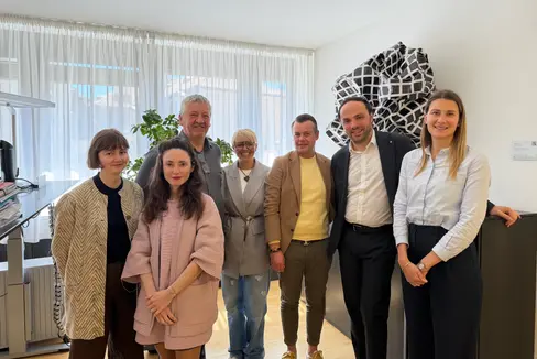 Hanno parlato del variopinto panorama museale altoatesino: Mirjam Kaufman e Marianne Lechner (dipendenti dell'Associazione musei altoatesini), il vicepresidente Robert Gruber, la consigliera Lisa Leoni, il presidente Florian Hofer, l'assessore provinciale Philipp Achammer e la consigliera Julia Aufderklamm. (Foto: USP/Clara Masiero)