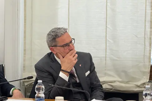 Es ist unbedingt notwendig, gemeinsam mit der Regierung einen technisch-politischen Weg zu entwickeln, um frühzeitig die Herausforderungen bei der Umsetzung der europäischen und staatlichen Kohäsionsprogramme anzugehen und jede sinnvolle und wirksame Form der Zusammenarbeit zu erproben, betonte Landeshauptmann Arno Kompatscher bei der Konferenz der Regionen und der Autonomen Provinzen. (Foto: Konferenz der Regionen und der Autonomen Provinzen)