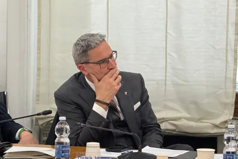 Es ist unbedingt notwendig, gemeinsam mit der Regierung einen technisch-politischen Weg zu entwickeln, um frühzeitig die Herausforderungen bei der Umsetzung der europäischen und staatlichen Kohäsionsprogramme anzugehen und jede sinnvolle und wirksame Form der Zusammenarbeit zu erproben, betonte Landeshauptmann Arno Kompatscher bei der Konferenz der Regionen und der Autonomen Provinzen. (Foto: Konferenz der Regionen und der Autonomen Provinzen)