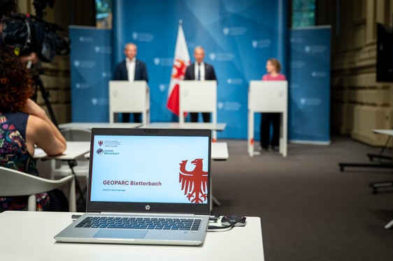 Der GEOPARC Bletterbach stellt die Weichen für die Zukunft: Zwischen 40.000 und 50.000 Besucherinnen und Besucher aus ganzen Welt zählt er mittlerweile in rund sechs Monaten Öffnungszeit. Bei der Gründung im Jahr 2005 war man von 17.000 Besuchenden ausgegangen. (Foto: LPA/Fabio Brucculeri)
