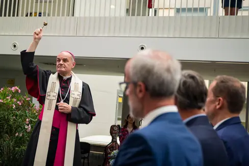 Il vescovo Ivo Muser mentre benedice la nuova struttura (Foto: ASP/Fabio Brucculeri)