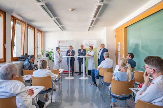 Servizi sanitari e sociali integrati, a breve distanza e in tempi brevi: la Casa della Comunità è stata inaugurata dalla direttrice facente funzioni della medicina di base Alessandra Capici (da sinistra a destra), dall'assessore provinciale alla Prevenzione sanitaria e Salute Hubert Messner, dal direttore del Comprensorio sanitario Umberto Tait, dalla coordinatrice tecnico-assistenziale Loredana Rodighiero e dall'assessore comunale di Bolzano Claudio Dalla Ratta. (Foto: USP/Greta Stuefer)
