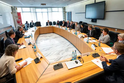 Il presidente Arno Kompatscher (terzo da sinistra) ha risposto alle domande della delegazione del Parlamento del Land di Berlino nella sala Giunta di Palazzo Widmann. (Foto: USP/Fabio Brucculeri)