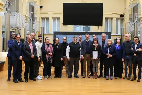 Il direttore generale di Sasa Ruggero Rossi de Mio (secondo da sinistra), la presidente di Sasa Astrid Kofler (sesta da sinistra), l'assessore provinciale alla Mobilità Daniel Alfreider (undicesimo da sinistra) e il direttore del Dipartimento Mobilità e Infrastrutture Martin Vallazza (dodicesimo da sinistra) posano con i rappresentanti delle organizzazioni sindacali dopo la firma dell'accordo. (Foto: USP/Ingo Dejaco)