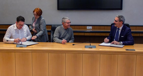 Eine Voraussetzung für den Ersatzbau der Europahütte im Pfitschertal ist mit der Unterzeichnung einer Kooperationsvereinbarung durch (v.r.) Landeshauptmann Arno Kompatscher und die DAV-Landshut-Vorsitzenden Bernhard Tschochner und Maximilian Weh geschaffen worden. (Foto: LPA/Greta Stuefer)