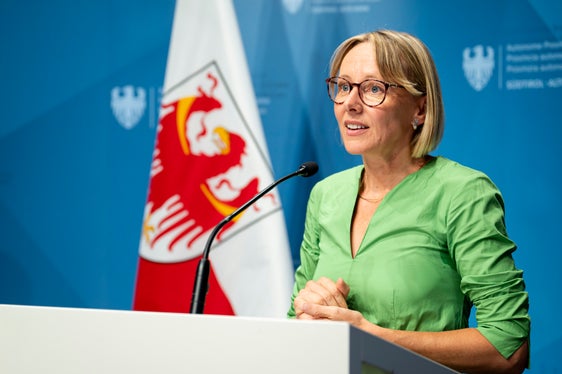 Il nostro obiettivo è sensibilizzare i giovani ai temi della salute e della sicurezza fin da subito. Con il nuovo regolamento, abbiamo anche risposto al crescente numero di domande da parte delle scuole su questo tema. Il crescente utilizzo di strumenti di lavoro digitali come computer, laptop e tablet a scuola ha richiesto dei chiarimenti, ha spiegato l'assessora provinciale Amhof nella conferenza stampa a seguito della seduta della Giunta provinciale. (Foto: USP/Fabio Brucculeri)