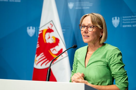 Il nostro obiettivo è sensibilizzare i giovani ai temi della salute e della sicurezza fin da subito. Con il nuovo regolamento, abbiamo anche risposto al crescente numero di domande da parte delle scuole su questo tema. Il crescente utilizzo di strumenti di lavoro digitali come computer, laptop e tablet a scuola ha richiesto dei chiarimenti, ha spiegato l'assessora provinciale Amhof nella conferenza stampa a seguito della seduta della Giunta provinciale. (Foto: USP/Fabio Brucculeri)