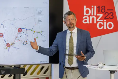 Per la mobilità del futuro, l'attenzione si concentra su strade sicure e resilienti, oltre che su una mobilità ecologica, digitale e in rete con biciclette, autobus e treni, ha sottolineato Daniel Alfreider nella conferenza stampa di bilancio di oggi (31 luglio) nella rimessa della stazione ferroviaria di Bolzano. (Foto: ASP/Tiberio Sorvillo)