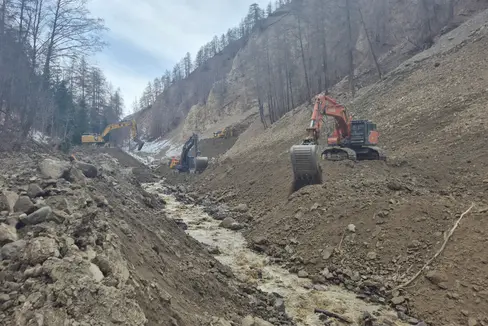 Das Landesamt für Wildbach- und Lawinenverbauung West in der Agentur für Bevölkerungsschutz räumt seit dem 8. Jänner mit vier Baggern das Material aus dem Bachbett und lagert es vorübergehend auf dem nahegelegenen Forstweg ab. (Foto: LPA/Landesamt für Wildbach- und Lawinenverbauung West/Martin Eschgfäller)