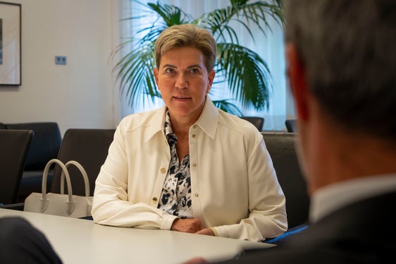 Il presidente Arno Kompatscher ha ringraziato la caporedattrice uscente Heidy Kessler per il suo impegno e le ha augurato felicità e, soprattutto, buona salute per il suo pensionamento (Foto: ASP/Fabio Brucculeri)