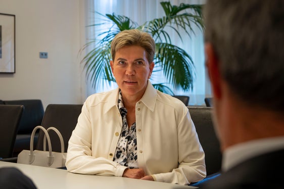 Landeshauptmann Arno Kompatscher bedankte sich bei der scheidenden Chefredakteurin Heidy Kessler für ihren Einsatz und wünschte ihr für den Ruhestand Glück und vor allem Gesundheit. (Foto: LPA/Fabio Brucculeri)